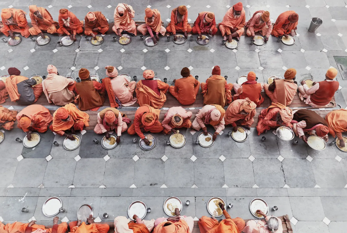 Cứ 12 năm một lần, lễ hội Kumbh Mela lại diễn ra tại Allahabad, Ấn Độ. Đây là một trong những cuộc hành hương quan trọng nhất của người Hindu và coi là cuộc tụ họp lớn nhất thế giới với hơn 100 triệu người. Ảnh: Alistair Taylor-Young