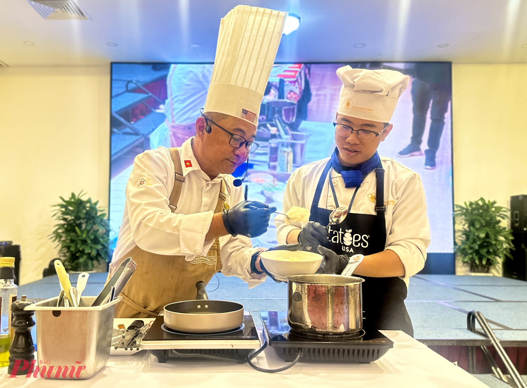 Với sự hiểu biết phong phú về các loại khoai tây, đầu Chef Lê Xuân Tâm - đầu bếp cố vấn của Hiệp hội khoai tây Mỹ đã có màn trổ tài trực tiếp chế biến 3 món ăn ngay tại chương trình, gồm: súp khoai tây Mỹ và nấm truffle với cá hồi xông khói; nấm truffle bào và khoai tây chiên phồng làm pizza khoai tây Mỹ với hải sản; trứng chiên khoai tây Mỹ kiểu Tây Ban Nha với xúc xích