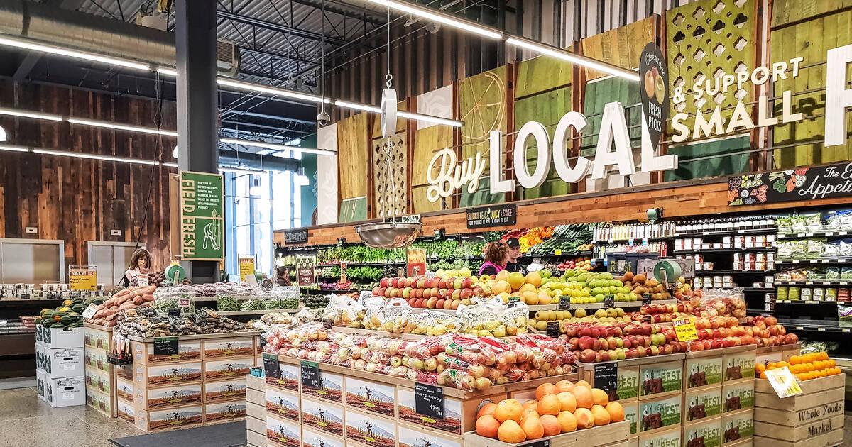 Whole Foods, hay còn gọi là 'Whole Paycheck' là OG khi nói đến mua sắm hữu cơ đắt tiền. Cửa hàng này thực tế đã định nghĩa lại trò chơi tạp hóa, biến nó thành thánh địa sức khỏe và thể chất. Bước vào Whole Foods giống như bước vào một thế giới thực phẩm lành mạnh, nơi không khí có mùi bánh mì không chứa gluten mới nướng và các lối đi được xếp đầy đủ các loại thực phẩm hữu cơ, không biến đổi gen, thuần chay, chăn thả tự nhiên. Với mức giá trung bình cao hơn 34 phần trăm so với các cửa hàng tạp hóa truyền thống, một giỏ hàng trung bình ở đây có thể có giá khoảng 200-300 đô la Mỹ, tùy thuộc vào lựa chọn các mặt hàng hữu cơ và đặc sản. Mặc dù dễ tiếp cận hơn các cửa hàng tạp hóa đắt đỏ nhất khác trên thế giới, nhưng đây vẫn là một trong những nơi đắt đỏ nhất để mua hàng tạp hóa. Nhưng mọi người sẵn sàng trả tiền cho trải nghiệm, chất lượng và quyền khoe khoang khi nói rằng: Tôi mua sắm tại Whole Foods.Ảnh: northalsted