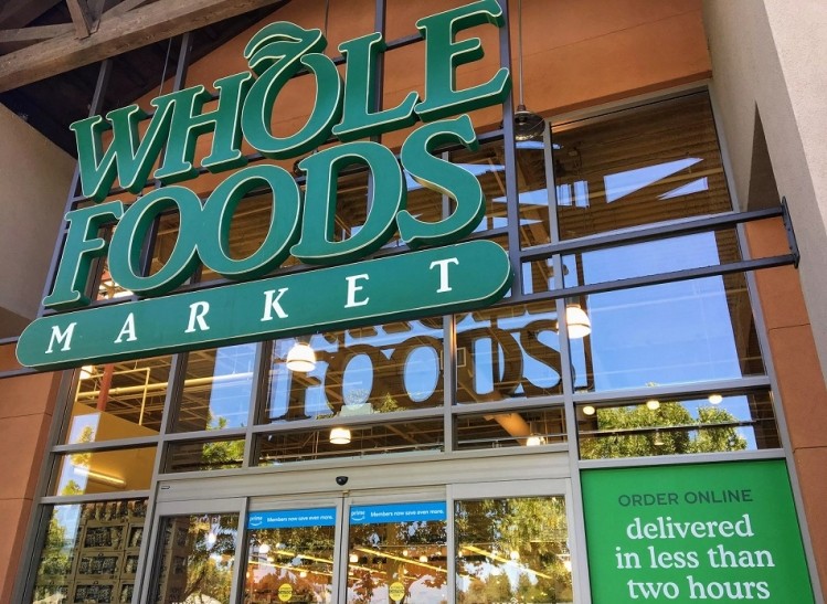 Whole Foods, hay còn gọi là 'Whole Paycheck' là OG khi nói đến mua sắm hữu cơ đắt tiền. Cửa hàng này thực tế đã định nghĩa lại trò chơi tạp hóa, biến nó thành thánh địa sức khỏe và thể chất. Bước vào Whole Foods giống như bước vào một thế giới thực phẩm lành mạnh, nơi không khí có mùi bánh mì không chứa gluten mới nướng và các lối đi được xếp đầy đủ các loại thực phẩm hữu cơ, không biến đổi gen, thuần chay, chăn thả tự nhiên. Với mức giá trung bình cao hơn 34 phần trăm so với các cửa hàng tạp hóa truyền thống, một giỏ hàng trung bình ở đây có thể có giá khoảng 200-300 đô la Mỹ, tùy thuộc vào lựa chọn các mặt hàng hữu cơ và đặc sản. Mặc dù dễ tiếp cận hơn các cửa hàng tạp hóa đắt đỏ nhất khác trên thế giới, nhưng đây vẫn là một trong những nơi đắt đỏ nhất để mua hàng tạp hóa. Nhưng mọi người sẵn sàng trả tiền cho trải nghiệm, chất lượng và quyền khoe khoang khi nói rằng: Tôi mua sắm tại Whole Foods.