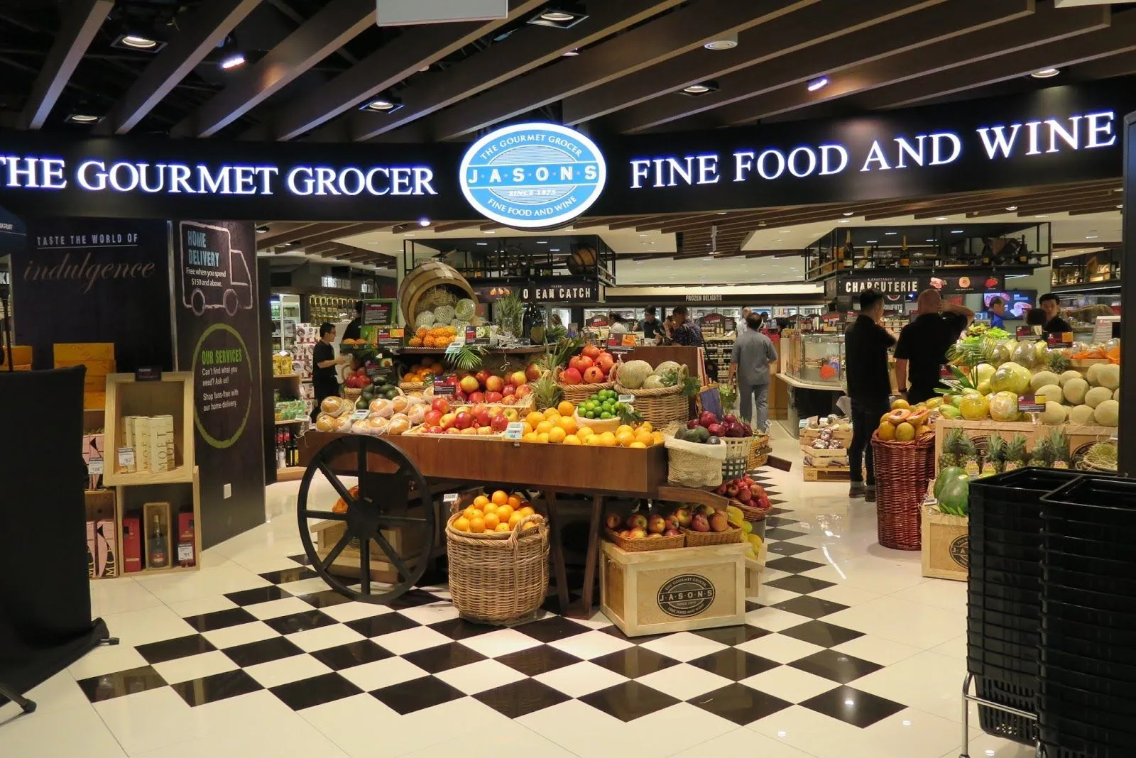  Jasons The Gourmet Grocer (Singapore) Một cửa hàng tạp hóa mang lại cảm giác giống như sảnh khách sạn năm sao, Jasons The Gourmet Grocer là nơi giới thượng lưu Singapore đến để mua những món ngon nhập khẩu. Đây là nơi mà một túi khoai tây chiên đơn giản có thể khiến bạn tốn kém hơn một bữa tối sang trọng. Jason's không phải là nơi có tất cả mọi thứ, mà là nơi có những thứ tốt nhất của mọi thứ — dù đó là thịt bò Wagyu Nhật Bản hay pho mát Pháp quý hiếm. Một giỏ hàng trung bình có thể có giá khoảng 180 đô la Mỹ, do phí nhập khẩu cao và định vị sản phẩm sang trọng. Mọi sản phẩm đều là hàng linh hoạt và mọi lối đi đều được sắp xếp để bạn cảm thấy như đang duyệt qua một phòng trưng bày thực phẩm cao cấp - Ảnh: Asialife