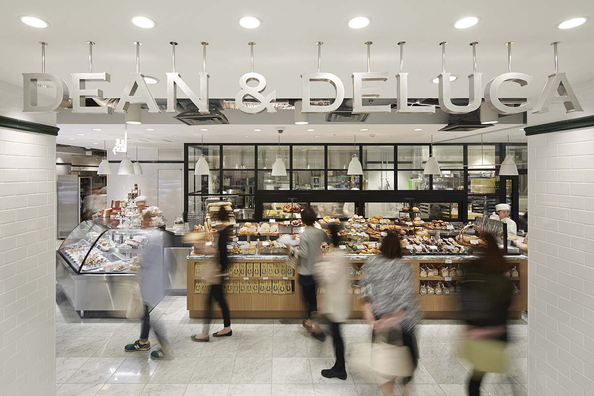 Dean & DeLuca có thể đã có thời kỳ hoàng kim ở NYC, nhưng thương hiệu này vẫn phát triển mạnh ở Nhật Bản, nơi danh tiếng là thiên đường ẩm thực của thương hiệu này vẫn tồn tại. Dean & DeLuca không chỉ là về thực phẩm; mà là về việc tận hưởng những khoảnh khắc, một lối sống và vâng, một chút tự tôn. Hãy nghĩ đến các loại nước sốt mì ống được đóng gói đẹp mắt, đĩa phô mai 100 đô la và các mặt hàng khác trông quá đẹp để ăn. Mặc dù các cửa hàng ở Mỹ của thương hiệu đã đóng cửa, nhưng sự hiện diện ở nước ngoài của thương hiệu này vẫn tiếp tục duy trì di sản xa xỉ đó. Được biết đến với các sản phẩm nhập khẩu, thịt nguội hảo hạng và gia vị đặc sản, cửa hàng vẫn duy trì mức giá cao bằng cách tập trung vào chất lượng và lựa chọn được tuyển chọn kỹ lưỡng. Dean & DeLuca tự coi mình là một trong những người tiên phong phổ biến việc mua sắm thực phẩm cao cấp như một lựa chọn lối sống.