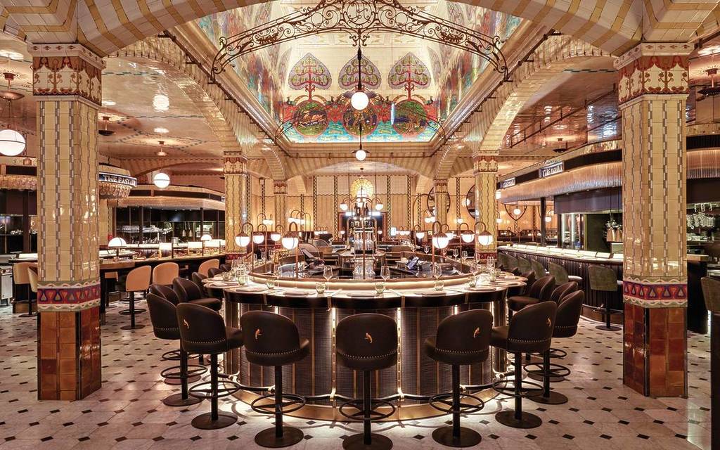 Harrods là sự kết hợp giữa nét quyến rũ của thế giới cũ và sự xa hoa hiện đại, nơi mọi chi tiết từ đèn chùm đến sàn đá cẩm thạch đều thì thầm và hét lên sự xa xỉ. Là chủ sở hữu danh hiệu cửa hàng tạp hóa đắt nhất thế giới, Harrods tự hào có giá giỏ hàng trung bình là 521,14 đô la Mỹ cho 20 mặt hàng.