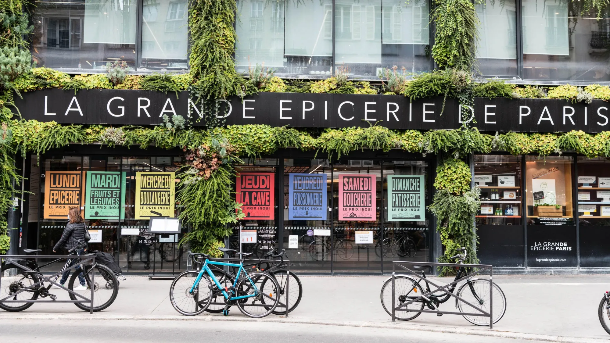 3. La Grande Épicerie de Paris (Paris, Pháp)   Bước vào La Grande Épicerie de Paris, bạn sẽ có cảm giác như đang bước vào bảo tàng ẩm thực Louvre. Viên ngọc quý của Paris này là tất cả về cuộc sống sành điệu, sang trọng. Ở đây, mua sắm thực phẩm là một hình thức nghệ thuật; sản phẩm được tuyển chọn cẩn thận như một sàn diễn thời trang. Từ lọ ô liu hái bằng tay giá 50 đô la đến chai giấm balsamic cổ điển giá 500 đô la , giỏ hàng trung bình không phải là con số hai chữ số trung bình của bạn. Nổi tiếng với rượu vang hảo hạng, pho mát nhập khẩu và thịt hảo hạng, nơi đây phục vụ những người muốn thưởng thức những món ăn Pháp và quốc tế tuyệt vời nhất.