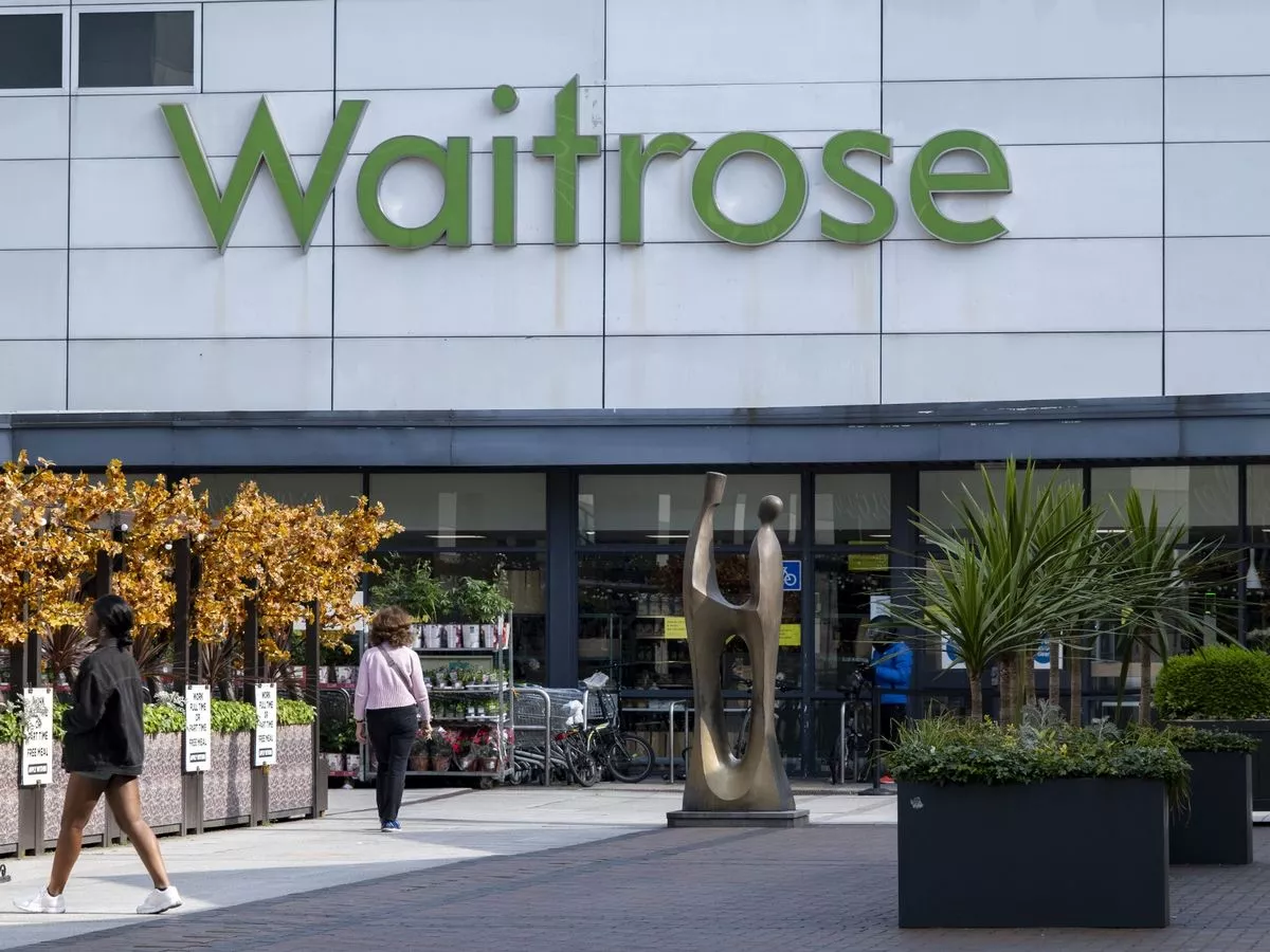 Waitrose là nơi bạn nên đến nếu bạn đang tìm kiếm trải nghiệm mua sắm tạp hóa Anh sang trọng. Waitrose nổi tiếng với nhiều lựa chọn cao cấp từ rượu vang đến cá có nguồn gốc bền vững, giống như một khách sạn cao cấp nhưng cũng bán tạp hóa. Khách hàng trung thành với Waitrose không chỉ vì sản phẩm mà còn vì cảm giác mua sắm giữa những người cùng loại — những người hiểu rằng chất lượng đi kèm với giá cả. Waitrose có nét quyến rũ của thế giới cũ, kết hợp với đạo đức của thời đại mới. Và chúng ta đừng quên hiệu ứng Waitrose — các khu phố nổi tiếng là đấu tranh để có cơ hội có một cửa hàng gần đó, vì nó thúc đẩy giá trị bất động sản tại địa phương. Đó chính là loại ảnh hưởng mà chúng ta đang nói đến. Ảnh: 