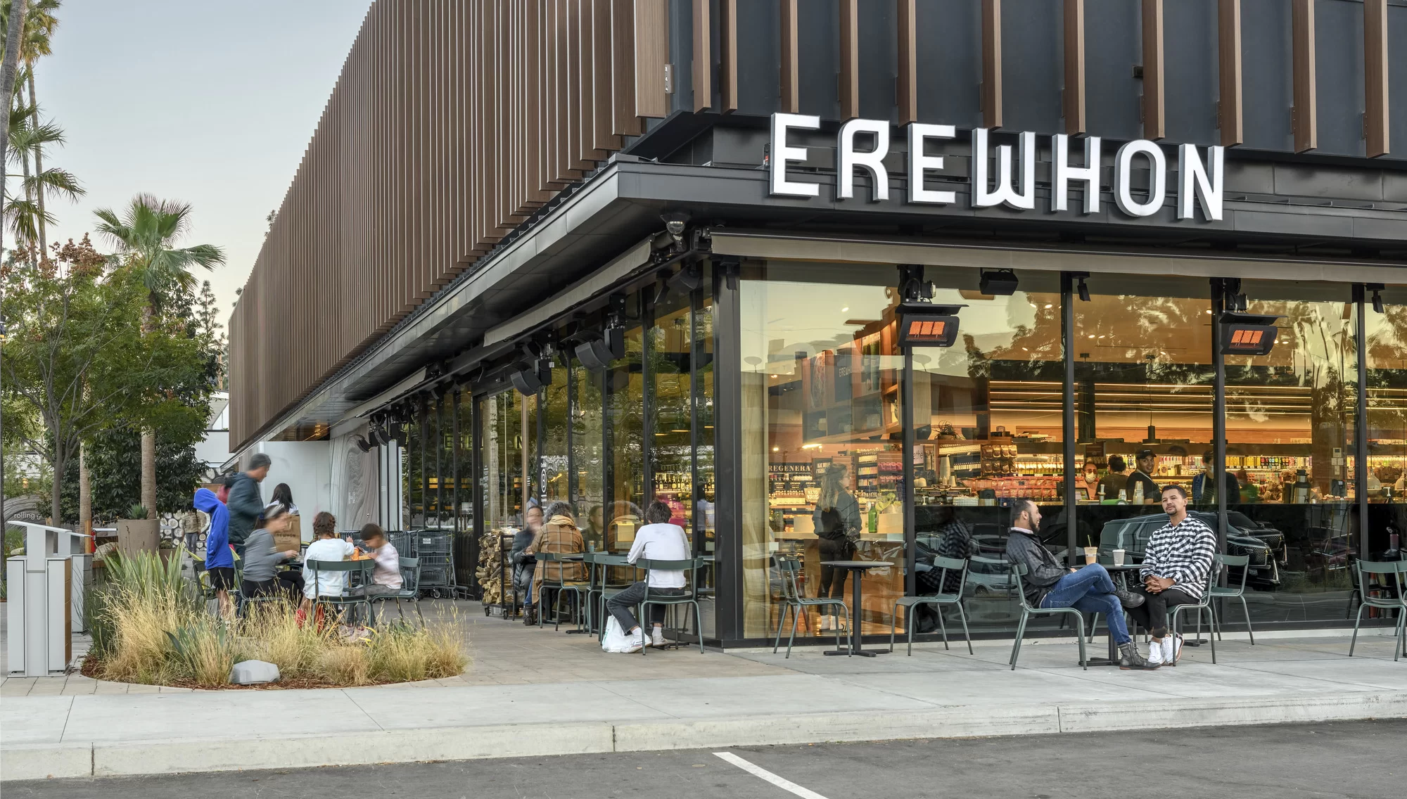 2. Chợ Erewhon (Los Angeles, Hoa Kỳ)   Erewhon không chỉ là một cửa hàng tạp hóa; đó là một phong cách sống. Phong cách sống khiến bạn nhâm nhi một ly sinh tố adaptogenic, hoạt hóa trị giá 19 đô la trong quần tập yoga có giá cao hơn cả hóa đơn mua sắm của bạn. Chỉ với một số ít cửa hàng ở Los Angeles, Erewhon đã xây dựng được danh tiếng là điểm đến lý tưởng cho những người nổi tiếng hạng A của Hollywood và những chiến binh chăm sóc sức khỏe. Đây là nơi bạn tìm thấy loại kombucha quý hiếm hoặc một loại đồ uống ' nước ép mặt trăng '. Lý do Erewhon thường được gọi là cửa hàng tạp hóa đắt nhất nước Mỹ rất đơn giản — nó được tuyển chọn một cách hoàn hảo.