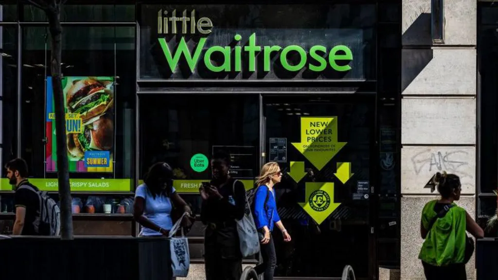 Waitrose là nơi bạn nên đến nếu bạn đang tìm kiếm trải nghiệm mua sắm tạp hóa Anh sang trọng. Waitrose nổi tiếng với nhiều lựa chọn cao cấp từ rượu vang đến cá có nguồn gốc bền vững, giống như một khách sạn cao cấp nhưng cũng bán tạp hóa. Khách hàng trung thành với Waitrose không chỉ vì sản phẩm mà còn vì cảm giác mua sắm giữa những người cùng loại — những người hiểu rằng chất lượng đi kèm với giá cả. Waitrose có nét quyến rũ của thế giới cũ, kết hợp với đạo đức của thời đại mới. Và chúng ta đừng quên hiệu ứng Waitrose — các khu phố nổi tiếng là đấu tranh để có cơ hội có một cửa hàng gần đó, vì nó thúc đẩy giá trị bất động sản tại địa phương. Đó chính là loại ảnh hưởng mà chúng ta đang nói đến. Ảnh: BCC