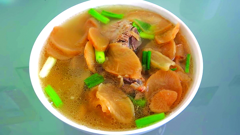 Canh xá bấu hầm giò heo