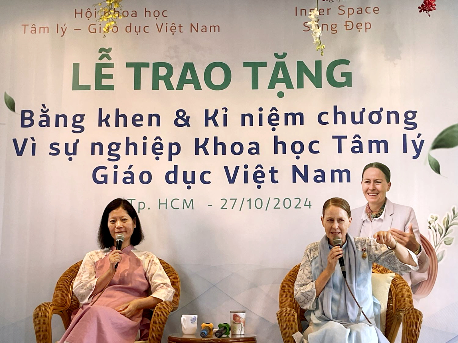 Diễn giả Trish Summerfield (phải) tại lễ trao tặng bằng khen, kỷ niệm chương Vì sự nghiệp khoa học tâm lý - giáo dục Việt Nam và hội thảo “Buông cho nhẹ”