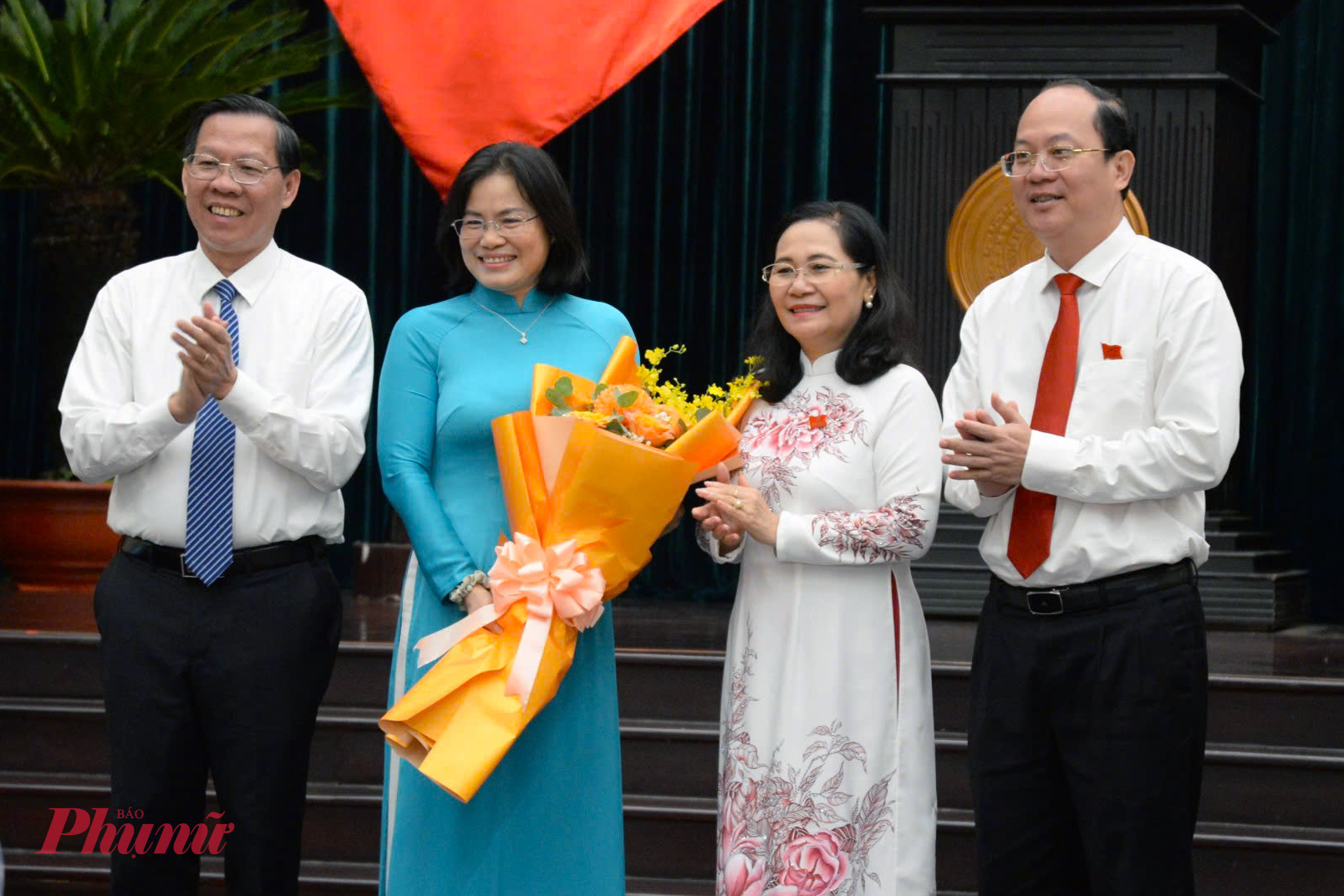 Lãnh đạo Thành ủy - HĐND - UBND TPHCM chúc mừng bà Nguyễn Thị Hồng Hạnh (thứ hai từ trái sang) - Ảnh: Vũ Quyền