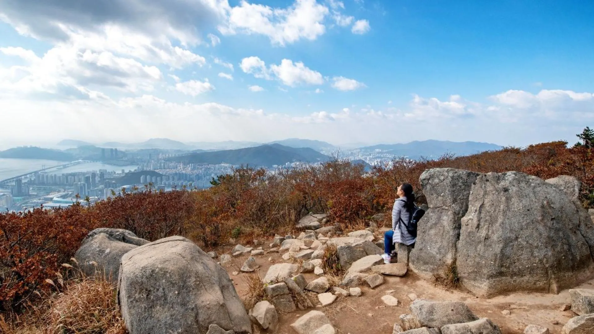 Đi bộ đường dài vòng Jangsan Núi Jangsan, Busan | Nguồn ảnh: visitbusan Được ban tặng nhiều đường mòn thiên nhiên tuyệt đẹp, đường mòn miền núi và các điểm đi bộ đường dài, Busan là nơi hoàn hảo để đi bộ đường dài. Nếu bạn có thể sắp xếp thời gian cho chỉ một lần đi bộ đường dài, hãy đảm bảo đó là Vòng lặp Jangsan. Vòng lặp dài 12,5 km này mất năm giờ và tốt nhất nên thử từ tháng 9 đến tháng 10. Vòng lặp sẽ đưa bạn qua Thác Yangun, cánh đồng bạc và đồng cỏ đầy hoa trước khi đưa bạn đến đỉnh để ngắm cảnh ngoạn mục. Với độ dốc dần được bảo dưỡng tốt và nhiều đường mòn để lựa chọn, đường mòn đi bộ đường dài này sẽ đưa bạn đến gần hơn với thiên nhiên ở Busan.  Ngoài ra, hãy xem câu chuyện của chúng tôi về những tuyến đường đi bộ đường dài tuyệt vời trên khắp thế giới .  Giờ mở cửa: NA