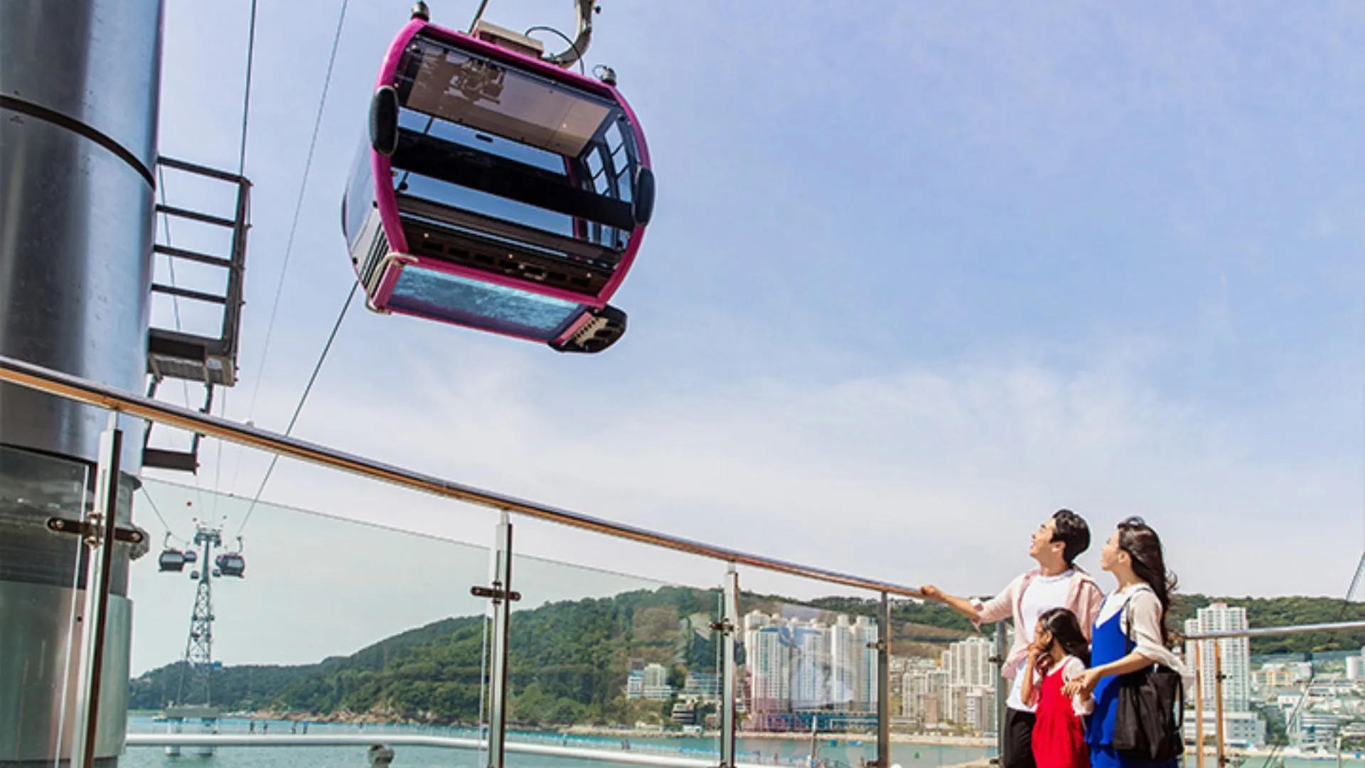 Đi cáp treo qua bãi biển Songdo cáp treo qua bãi biển Songdo, Busan | Tín dụng hình ảnh: busanaircruise Một cách ngoạn mục để tìm hiểu thành phố, cáp treo đưa du khách đi dọc bờ biển, từ Công viên Songlim về phía đông của Bãi biển Songdo đến Công viên Amnam về phía tây của Bãi biển Songdo. Khám phá một số điểm tham quan của thành phố dọc theo chuyến đi dài 1,62 km, như Busan Yeongdo và Cầu Namhang, bến cảng, Đường ven biển Songdo Dulle, đầm phá cát và vách đá cheo leo.  Giờ mở cửa: 9 giờ sáng đến 10 giờ tối  Vé: Bắt đầu từ 13.000 KRW (73,60 HKD)