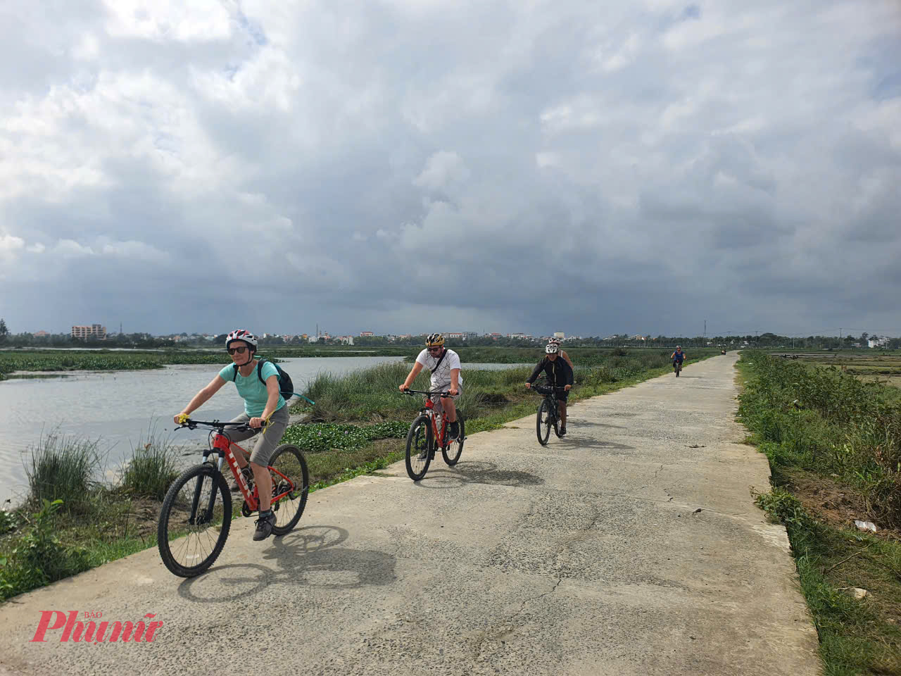 Phần lớn du khách phương Tây đến miền Trung đều chọn về làng Trà Quế để thư giãn. Họ đạp xe khắp các ngõ thôn, cánh đồng để trải nghiệm.