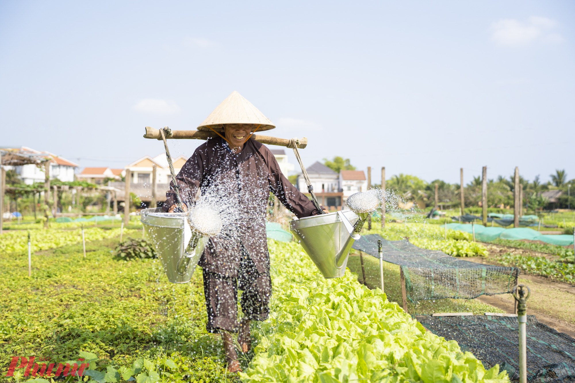 cùng các phong tục, tập quán, tín ngưỡng, văn hóa ẩm thực đang được bảo tồn và phát huy một cách hiệu quả, là minh chứng cho quá trình phát triển lâu đời của làng.