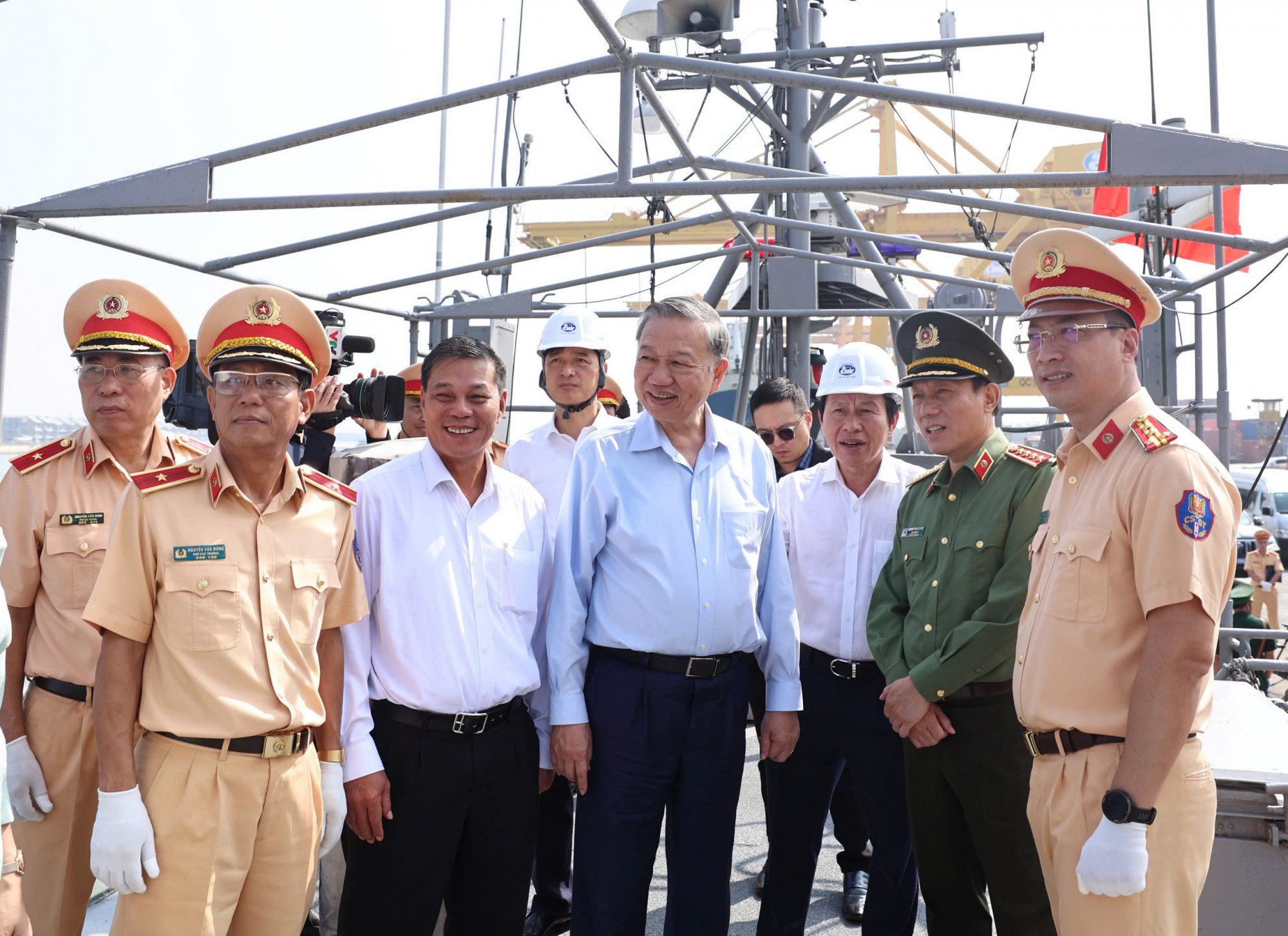 Tổng Bí thư Tô Lâm kiểm tra tàu tuần tra của Bộ Công an - Ảnh 1. Tổng Bí thư Tô Lâm thăm, kiểm tra hoạt động của tàu do Cảnh sát biển Hàn Quốc viện trợ cho Bộ Công an - Ảnh: NGUYỄN TUÂN