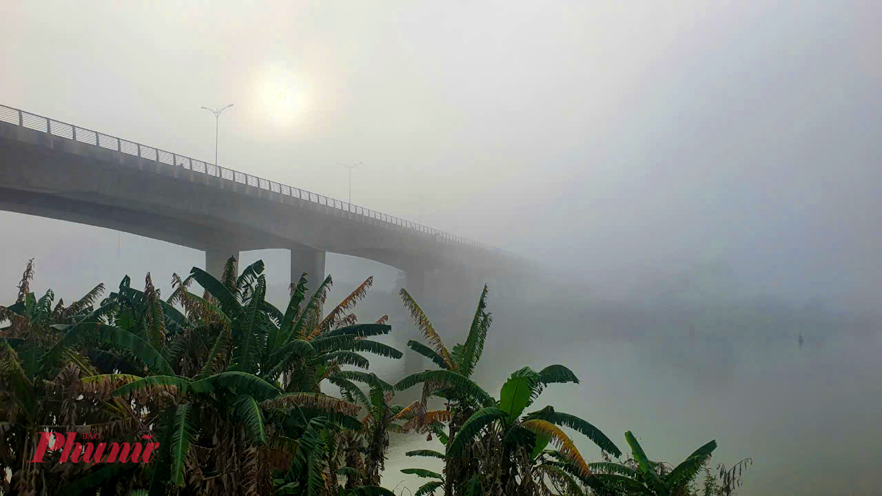 Cầu Nguyễn Tri Phương như đi vào trong sương