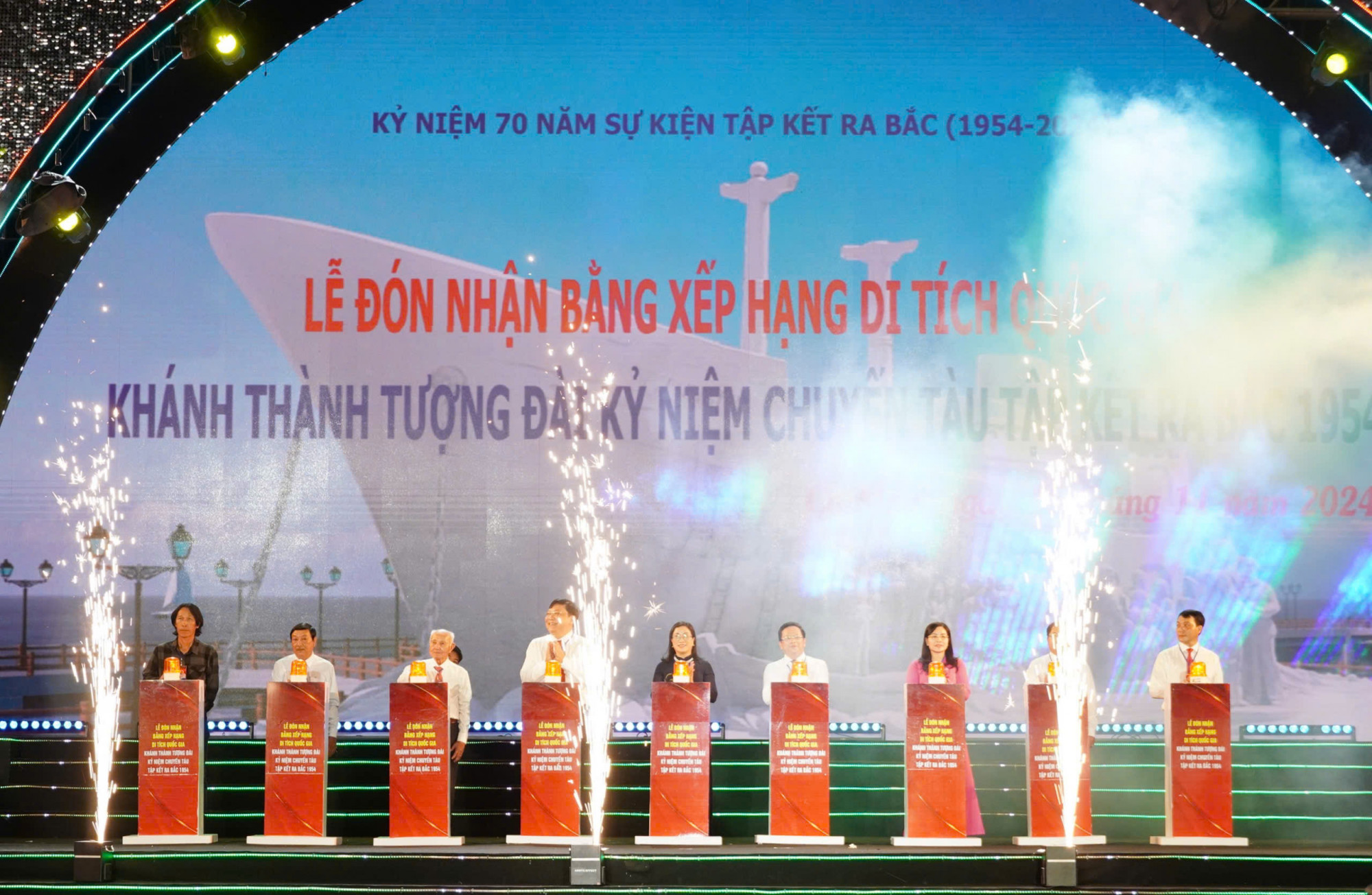 Nghi thức khánh thành công trình tượng đài kỷ niệm 70 năm tập kết ra Bắc - Ảnh Trần Tuyên