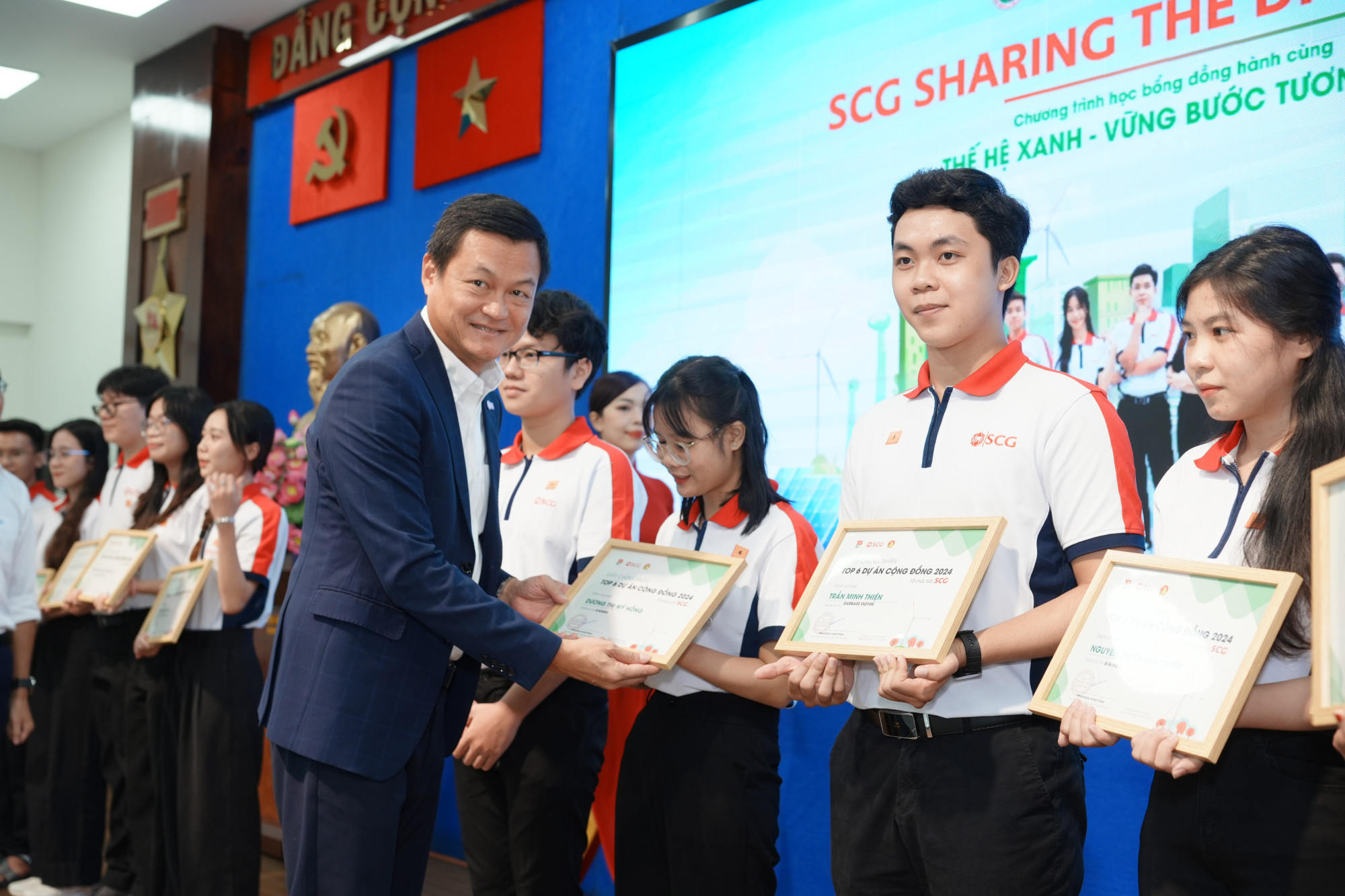 Ông Praween - đại diện SCG trao học bổng cho sinh viên - Ảnh: SAC