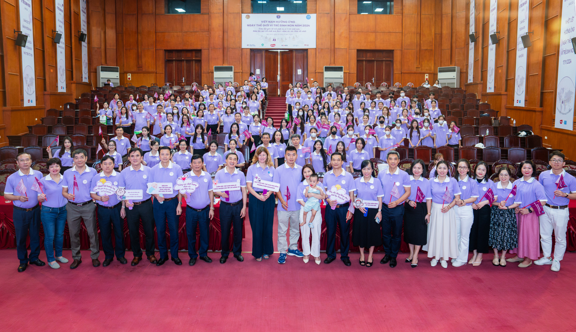  Đại diện UNICEF và các đại biểu phát động lời kêu gọi hưởng ứng Ngày thế giới vì trẻ sinh non - Ảnh: UNICEF Việt Nam 