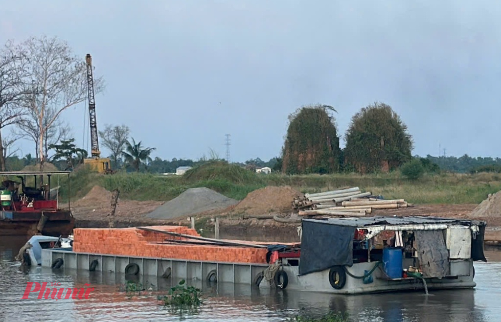 Làng nghề sản xuất gạch, gốm dọc kênh Thầy Cai (huyện Mang Thít, tỉnh Vĩnh Long) - Ảnh: T.L.