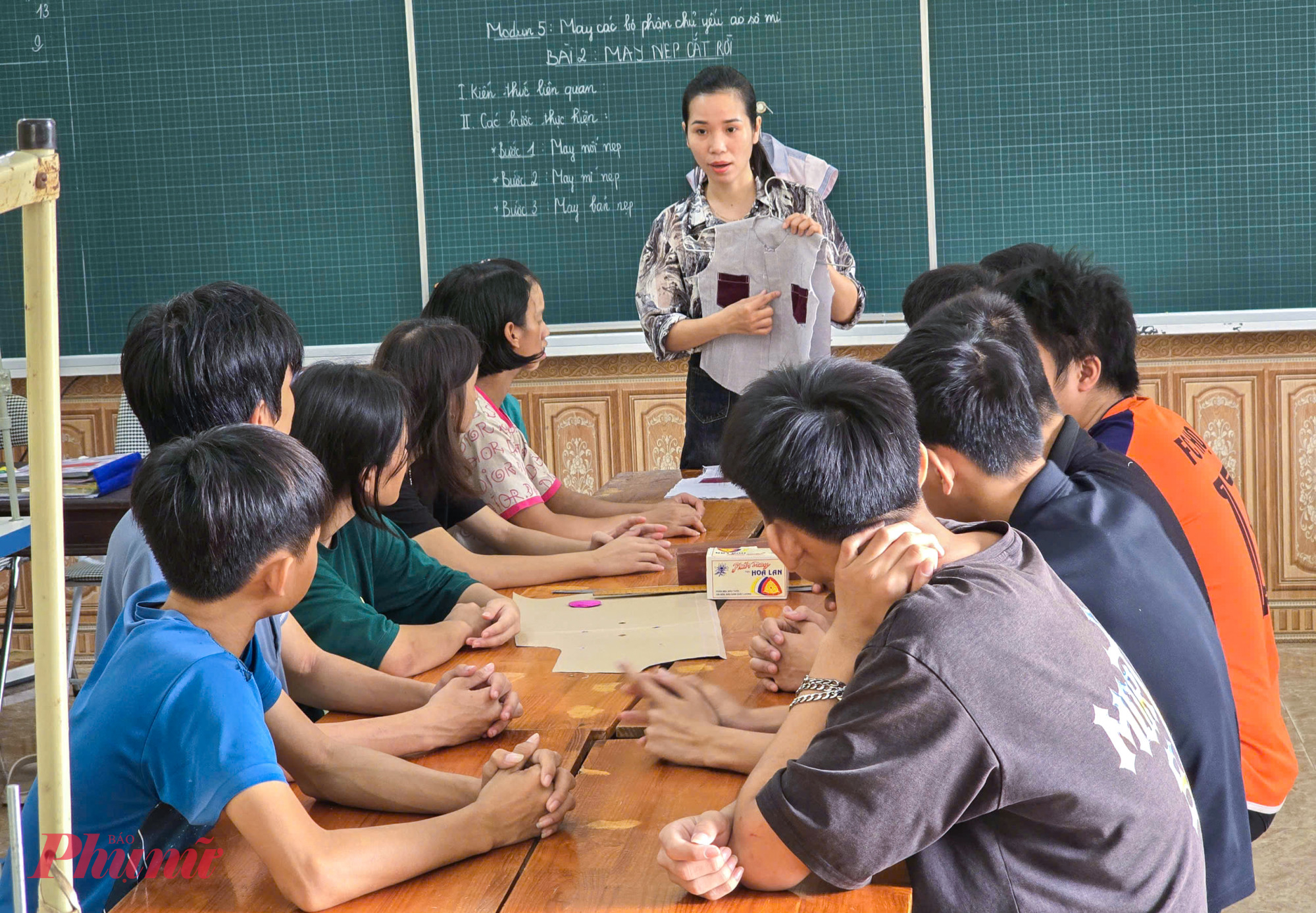 Vẫn còn nhớ như in kỷ niệm của những ngày đầu đến lớp, cô Đỗ Thị Trang - Chủ nhiệm lớp dạy nghề May 1 - cho biết, 1 học sinh khuyết tật vận động đang ngồi học bình thường bỗng lên cơn động kinh, ngã xuống nền đất co giật. Lần đầu vào trường gặp tình huống này, cô Trang hoảng sợ đến bật khóc, chẳng biết xử lý tình huống ra sao. May mắn 1 học sinh trong lớp đã kịp đến phòng y tế gọi giáo viên khác đến xử lý tình huống kịp thời.