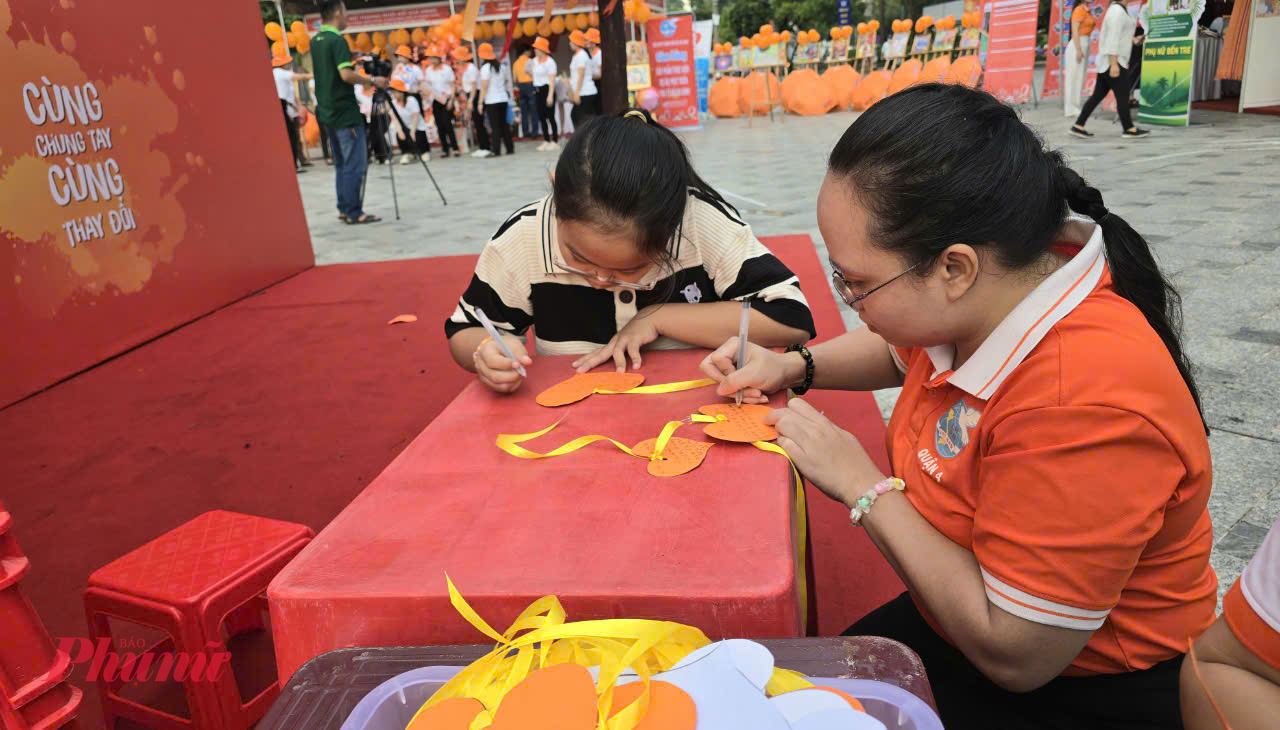 Người lớn và trẻ nhỏ đến tham gia hưởng ứng chương trình, viết các dòng tâm sự nhắn gửi này sẽ trở thành một phần của bức tranh lớn về bình đẳng mà chúng ta cùng nhau xây dựng, một bức tranh mà ở đó mỗi trái tim là một lời nhắc nhở mạnh mẽ rằng mọi giới tính, mọi lứa tuổi, mọi hoàn cảnh đều xứng đáng được sống trong sự công bằng, yêu thương và tôn trọng.