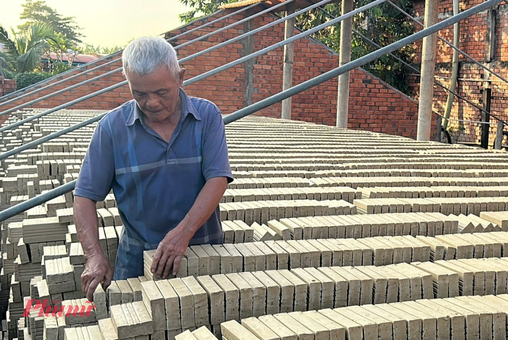 Đồng thời, chung tay bảo tồn các giá trị làng nghề độc đáo “Làng nghề sản xuất gạch gốm đỏ” Vĩnh Long có tuổi đời hàng trăm năm.