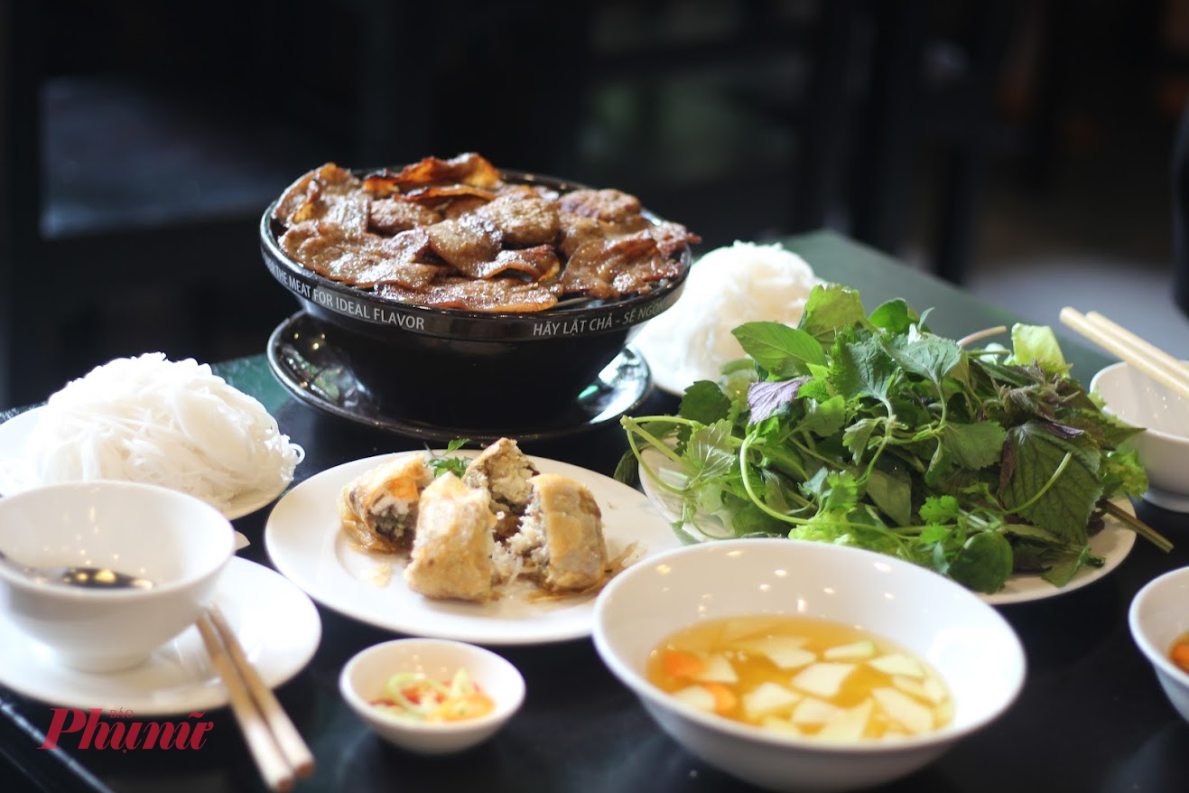 Nằm trên đường Nguyễn Thị Minh Khai (quận 1, TPHCM), Nem Restaurant là điểm đến quen thuộc của những ai yêu thích món ăn này gần đó. Nhà hàng có một trệt và một lầu, món ăn phục vụ ở lầu 1 - Ảnh: Huỳnh Hằng