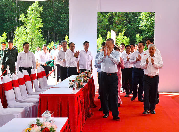 Tổng Bí thư Tô Lâm dự “Ngày hội Đại đoàn kết toàn dân tộc” tại Đất Mũi. Ảnh: Cổng thông tin điện tử tỉnh Cà Mau