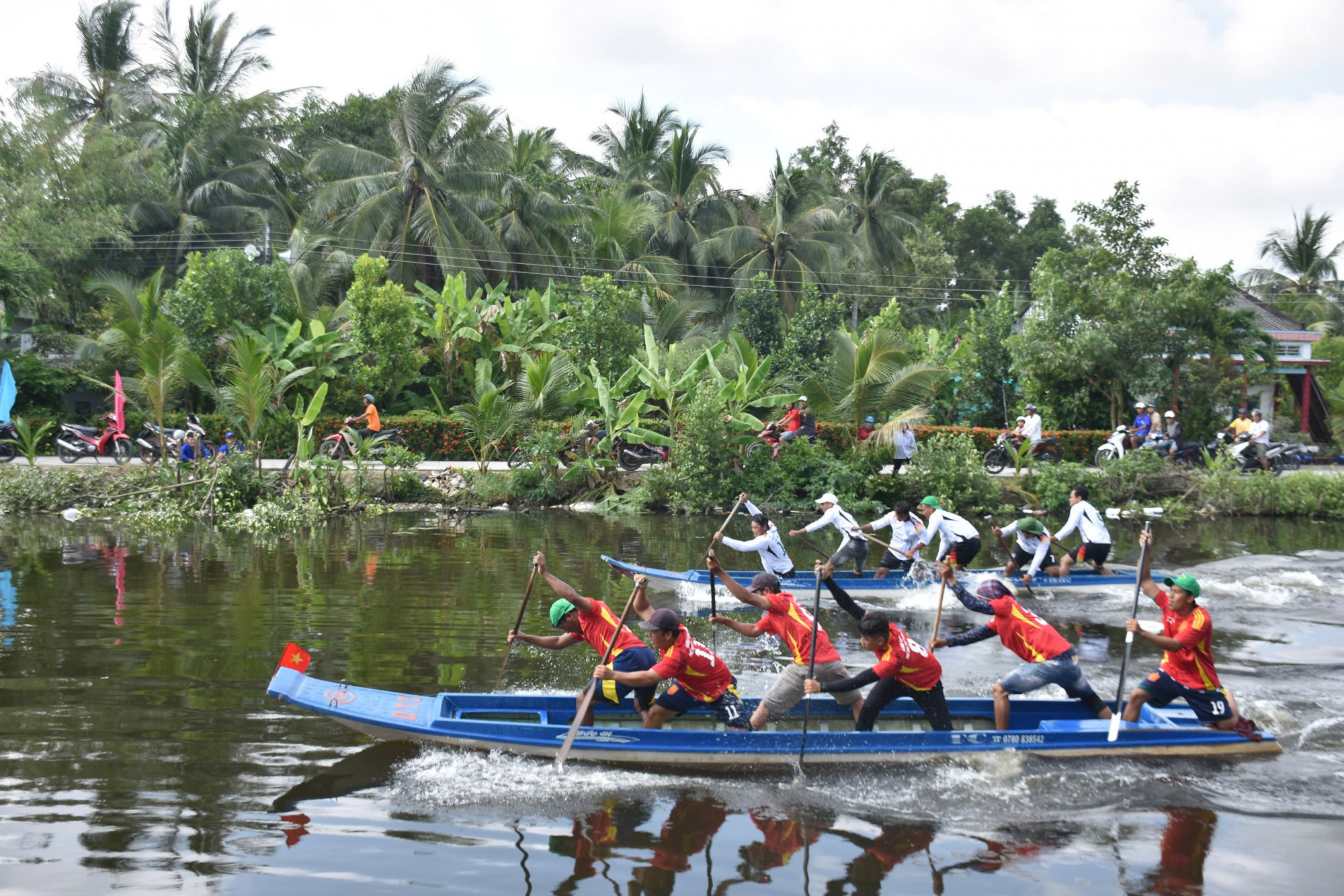 Các đội tranh tài quyết liệt tại giải bơi vỏ lãi vùng đồng bào dân tộc thiểu số