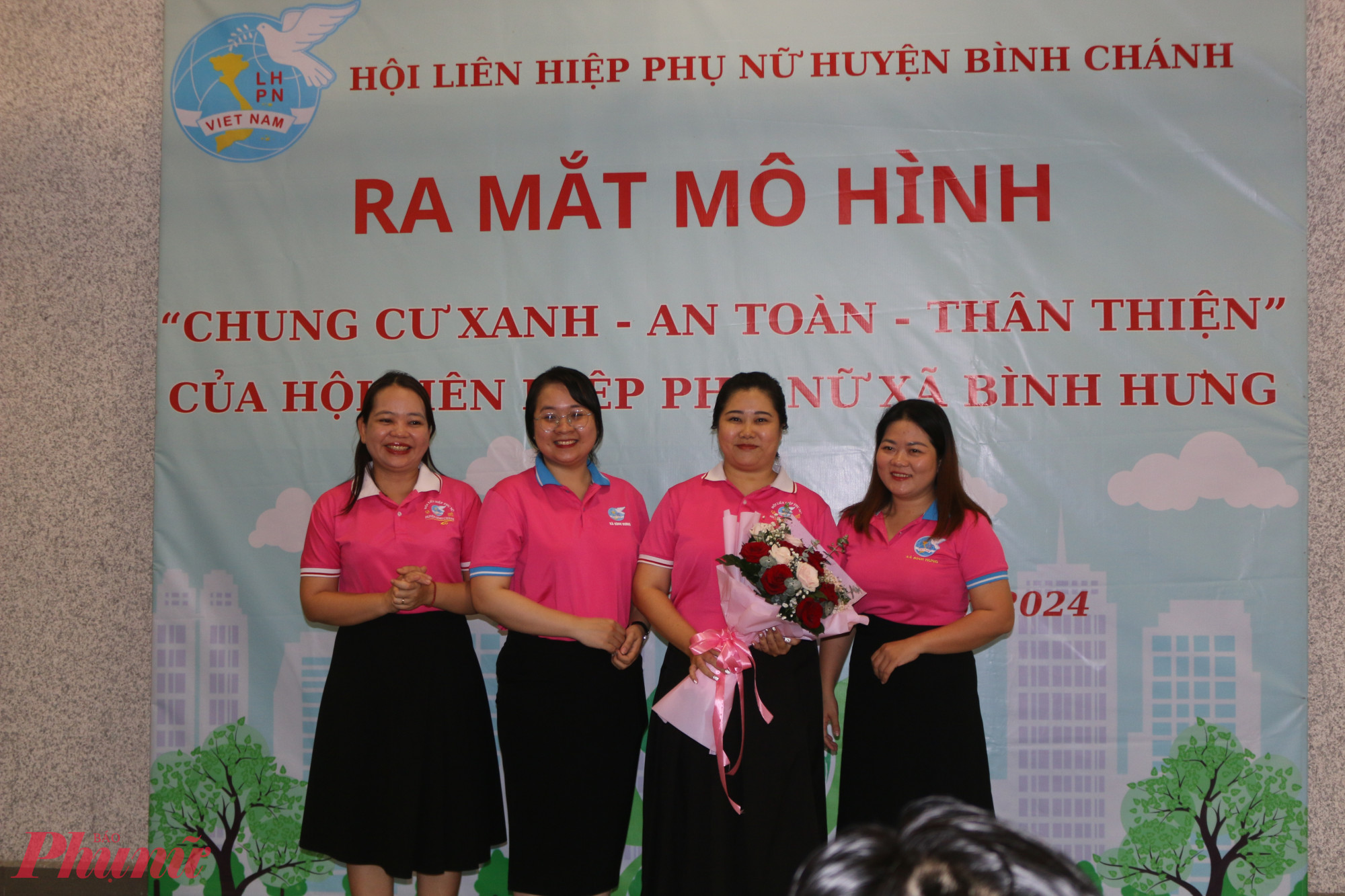 Bà Tô Thị Kim Anh - Chủ tịch Hội LHPN huyện Bình Chánh tặng hoa chúc mừng Ban Quản trị Group Phụ nữ chung cư Bình Hưng