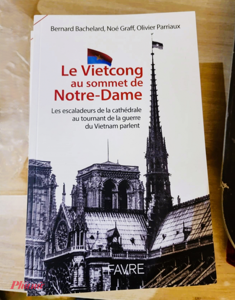 Cuốn sách Le Viet Cong au sommet de Notre-Dame do Bernard Bachelard, Noé Graff và Olivier Parriaux đồng tác giả được xuất bản nam9 2023