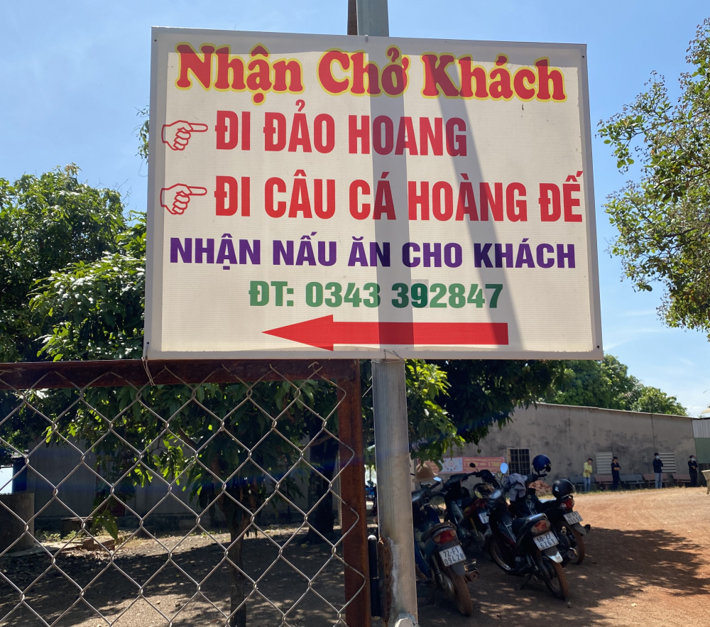 4: Một biển chỉ dẫn của cư dân địa phương nhận cung cấp các dịch vụ cho du khách có nhu cầu. Hầu hết đều có giá cả thoả thuận và cũng khá bình dân.