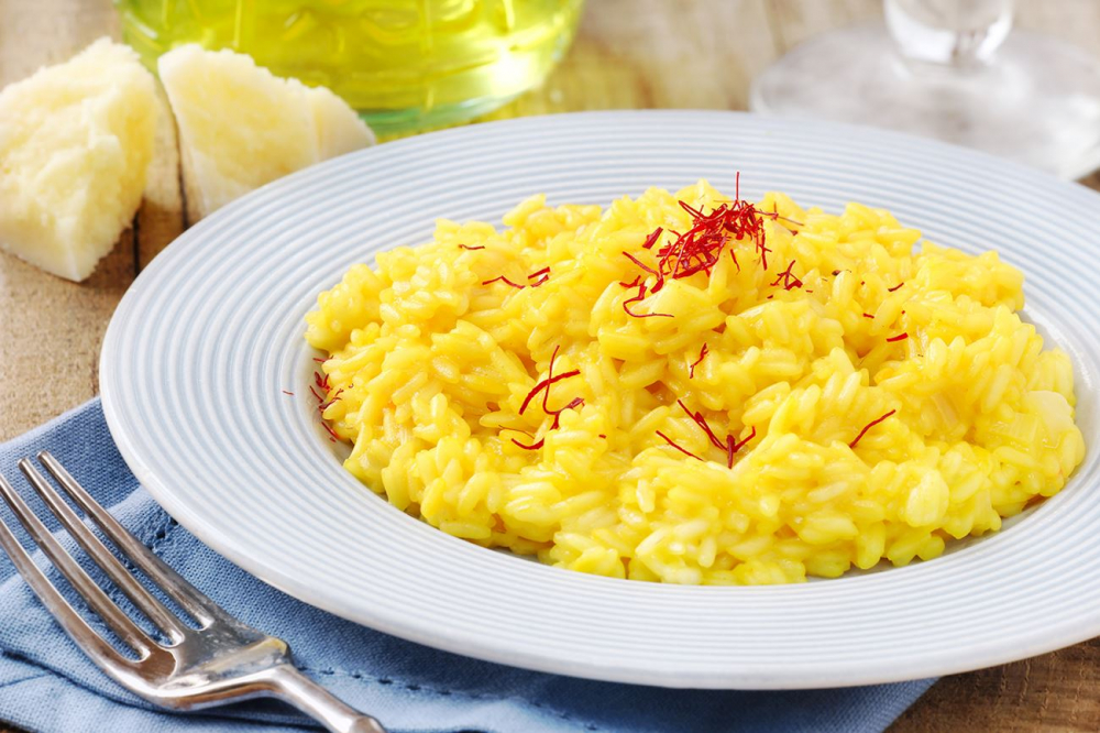 Saffron risotto là một món cơm đặc biệt được làm từ một loại gạo đặc trưng tại Thụy Sĩ. Điều đặc biệt là món cơm này được nấu chín một cách từ từ sau đó trộn cùng với hành tây, nghệ tây, một chút rượu vang. Món ăn có màu vàng bắt mắt nhờ thêm vào nghệ tây trồng ở Valais, nơi bên giới nước Ý. Món ăn này cũng khá đơn giản, phù hợp cho các bạn du học sinh trổ tài ngay tại nhà.  Nguyên liệu chính để làm nên món Saffron risotto này khá đơn giản: các loại rau, hành tây xắt nhỏ, tỏi giã nhỏ, chút pho mát, muối tiêu, chút rượu vang trắng đặc biệt thứ không thể không có mặt: Gạo Ý. Là loại gạo có hàm lượng chất dinh dưỡng, tinh bột cao, nó hút nhiều nước nên thường dẻo hơn các loại gạo khác. Nước dùng có thể là nước hầm gà, từ thịt bò hay cá cũng rất ngon.