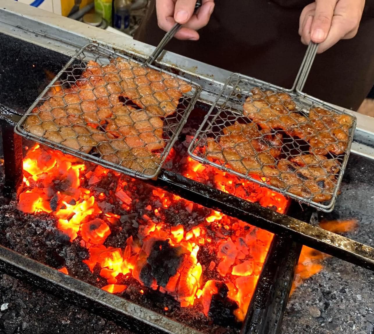 Quán có không gian đơn giản, phù hợp cho các bữa ăn gia đình hoặc bạn bè. Giá cả hợp lý, dao động từ 30.000 đến 50.000 VNĐ. Thời gian phục vụ chia thành hai khung giờ: sáng từ 8h00 đến 14h00 và chiều từ 16h30 đến 20h30, rất tiện lợi cho khách Thỏ ăn vào bất kỳ lúc nào​