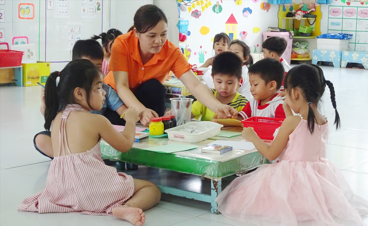 Mùa xuân ai đi hái hoa, còn em đi nuôi dạy trẻ chọn nghề giáo viên mầm non là chọn vất vả và nhiều tâm tư. Ảnh: Minh họa