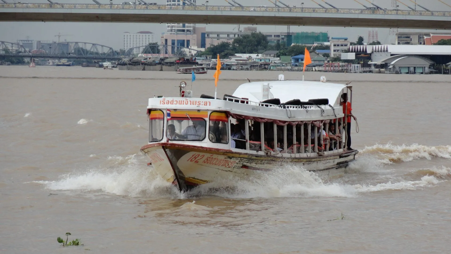 Từ trung tâm Bangkok đến Chinatow bằng taxi, tuk-tuk, xe buýt, hay tàu thuyền trên sông Chaopaya - Ảnh: Mr.Sayompoo Setabhrahmana/Wikimedia Commons