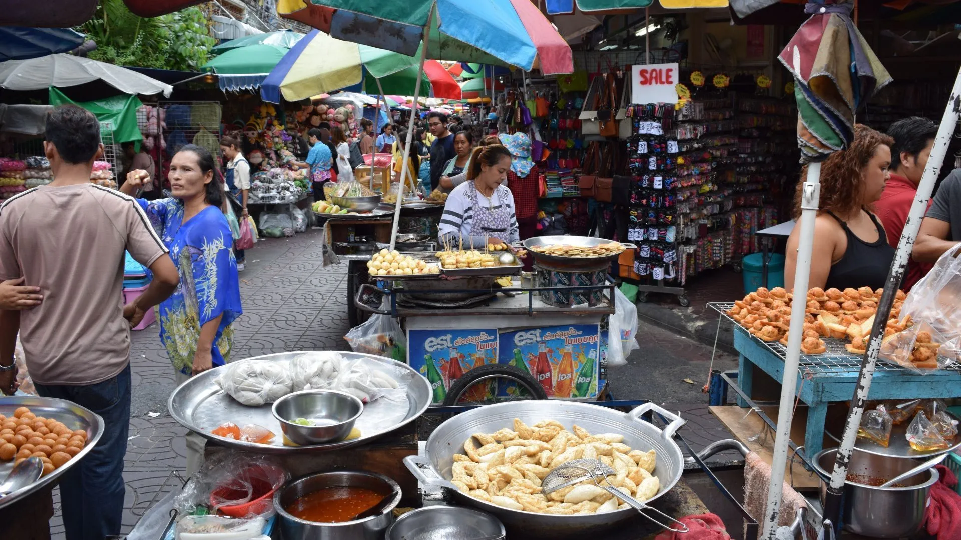 Những món ăn nhất định phải thử ở khu phố Tàu Bangkok Các quầy hàng thực phẩm dọc theo Đường Yaowarat Quầy hàng thực phẩm ở Chinatown, Bangkok | Nguồn ảnh: Ludo Raedts/Flickr Chinatown là nơi tuyệt vời để bắt đầu cuộc phiêu lưu ẩm thực. Với các quầy hàng thức ăn đường phố, nhà hàng đạt sao Michelin và các quán ăn gia đình phục vụ vô số món ăn Trung Hoa và Thái Lan ngon tuyệt, đây là nơi không thể bỏ qua đối với tất cả những người sành ăn. Một số món nhất định phải thử ở đây bao gồm Xôi xoài, hải sản nướng than, Bún gạo cuộn (Guay Jub), bún thịt lợn và tôm dày, súp Tom Yum, Há cảo hẹ (Gui Chai), Súp Suki Thái và Xiên Satay, và tai lợn nướng.