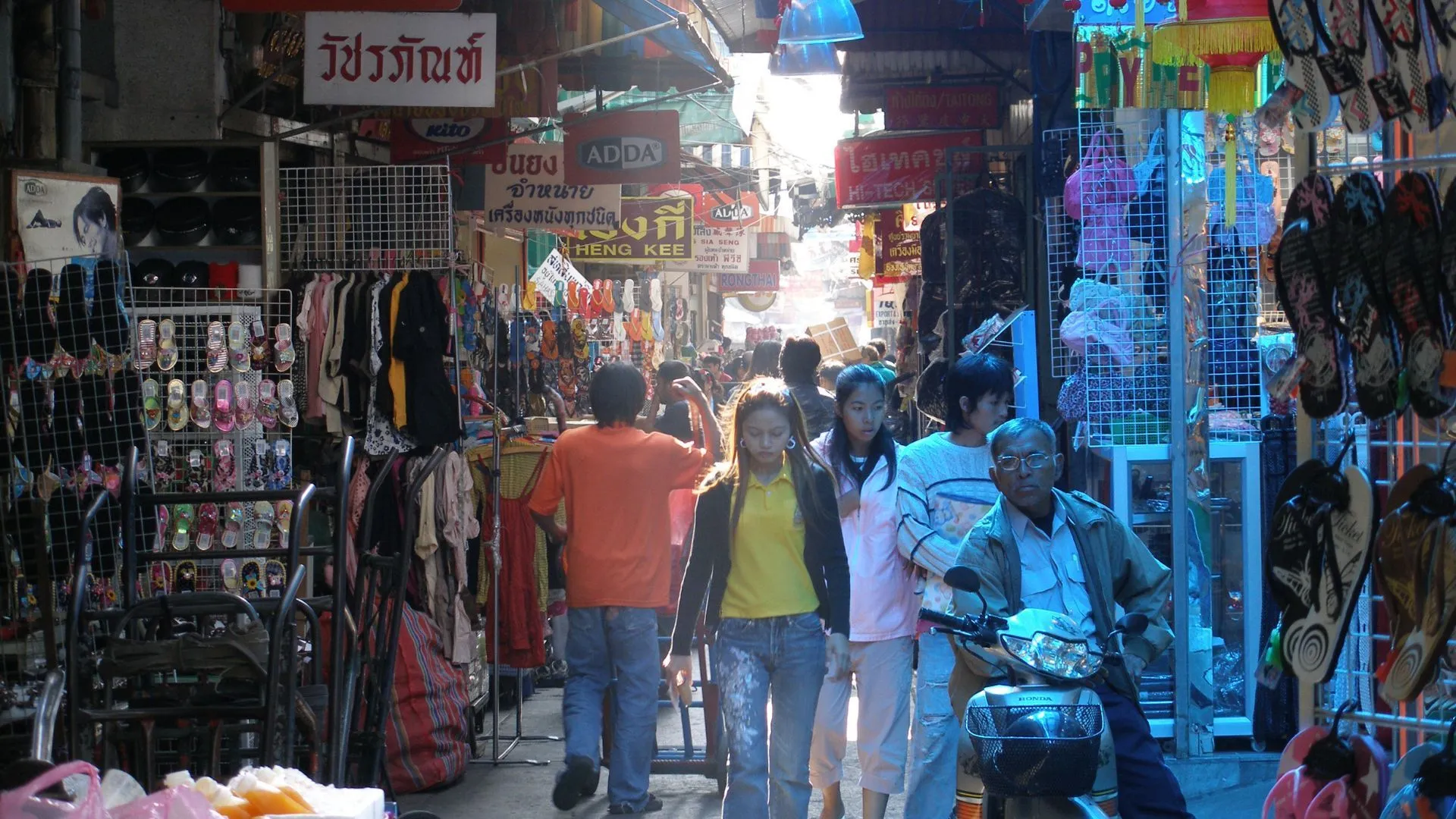 Khám phá Chợ Sampeng Chợ Sampeng Chợ Sampeng, Phố Tàu, Bangkok | Tín dụng hình ảnh: © Vyacheslav Argenberg / https://www.vascoplanet.com/, CC BY 4.0 , qua Wikimedia Commons Mặc dù toàn bộ khu Chinatown về cơ bản là một khu mua sắm lớn, một số khu chợ nhỏ hơn chuyên về các mặt hàng cụ thể. Chợ Sampeng là nơi bạn có thể mua đồ ăn nhẹ, đồ lưu niệm, đồ điện tử, vải truyền thống, đồ trang trí nhà cửa, nông sản tươi sống và các mặt hàng tạp hóa của Châu Á. Một số quầy hàng thực phẩm bán thịt xiên và hải sản, các món mì và bánh kếp. Bạn cũng sẽ tìm thấy những mặt hàng thời trang mới nhất tại đây, từ trang phục truyền thống của Thái Lan đến trang phục thường ngày.