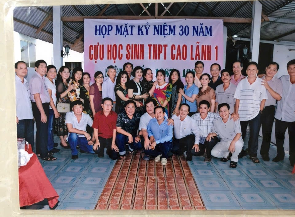 Nhóm học sinh trường THPT Cao Lãnh niên khoá 1985 - 1988 họp lớp cùng thầy cô của trường (ảnh tác giả cung cấp)