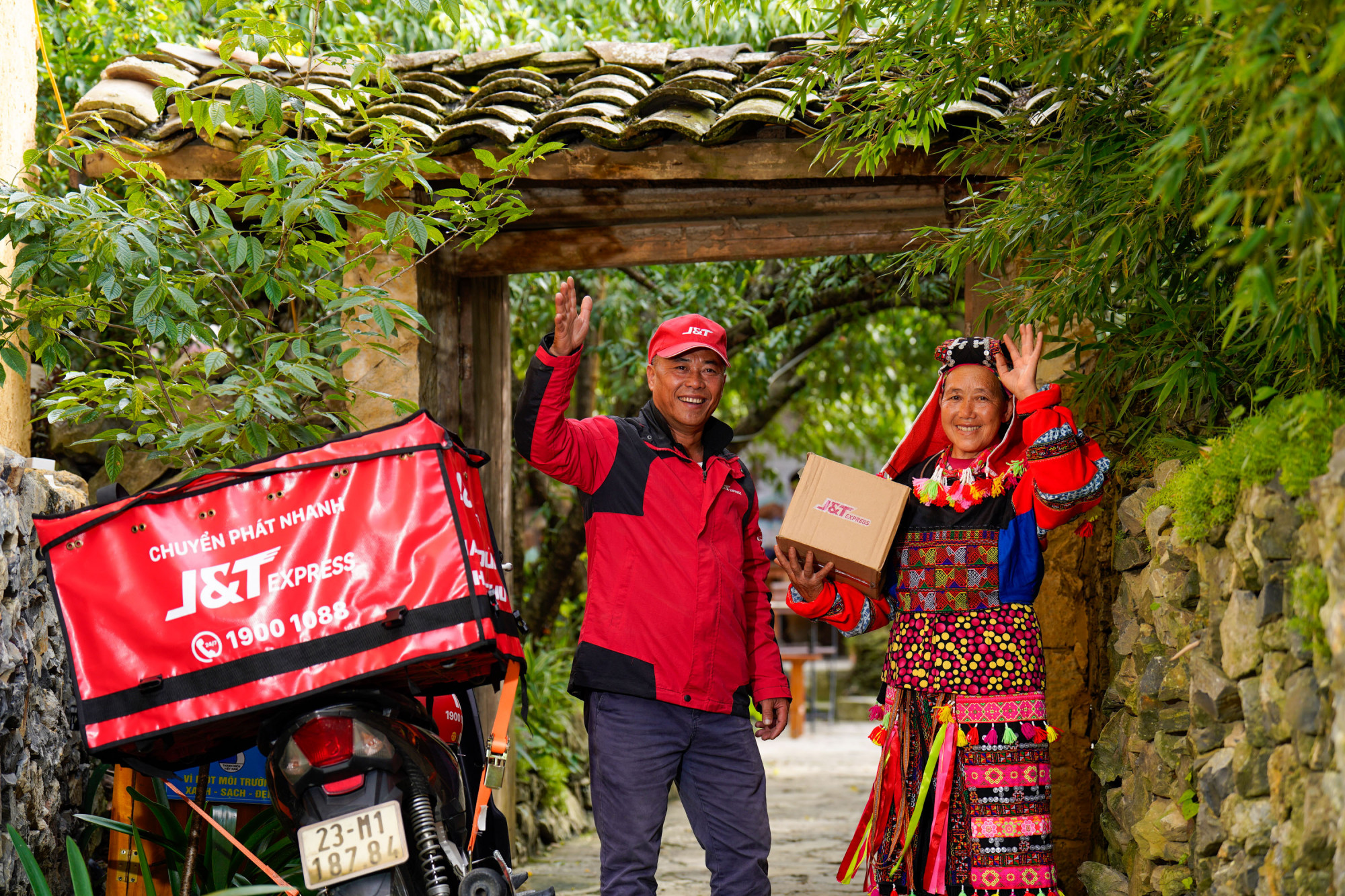 Chuyển phát nhanh đáp ứng nhu cầu giao nhận hàng hóa đa dạng từ thành thị đến nông thôn và hải đảo, góp phần không nhỏ vào thành công của các nhà bán hàng online - Ảnh: J&T Express Việt Nams