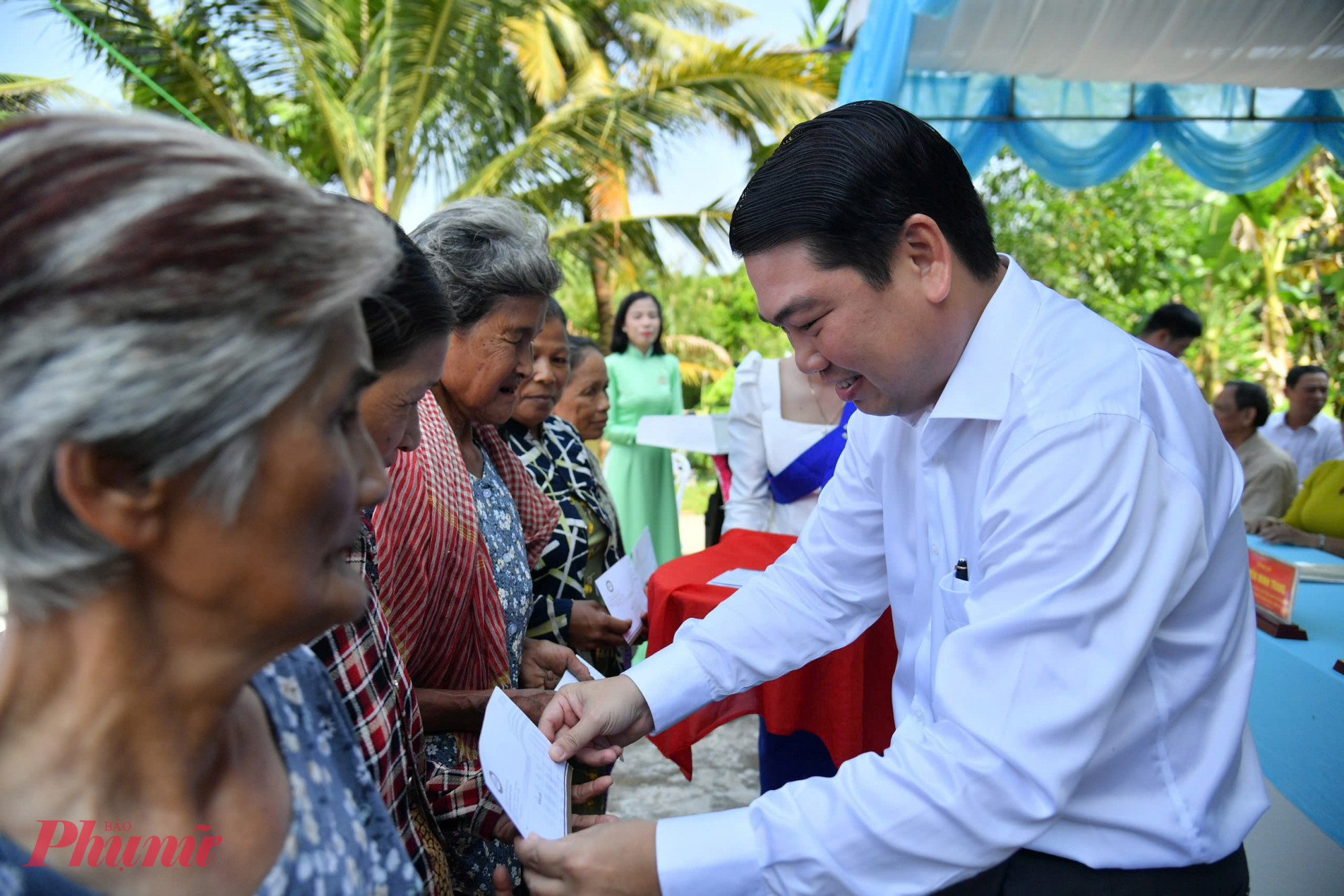 Ông Lê Trung Hồ - Phó Chủ tịch UBND tỉnh Kiên Giang tặng quà cho người nghèo trên địa bàn xã Bàn Thạch - Ảnh Phương Vũ