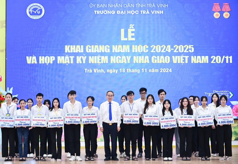 Giáo sư - tiến sĩ Nguyễn Thiện Nhân - nguyên Ủy viên Bộ Chính trị, nguyên Bí thư Thành ủy Thành phố Hồ Chí Minh trao học bổng “Ông bà giáo sư Nguyễn Thiện Thành” cho sinh viên Trường đại học Trà Vinh - Ảnh: Đại học Trà Vinh