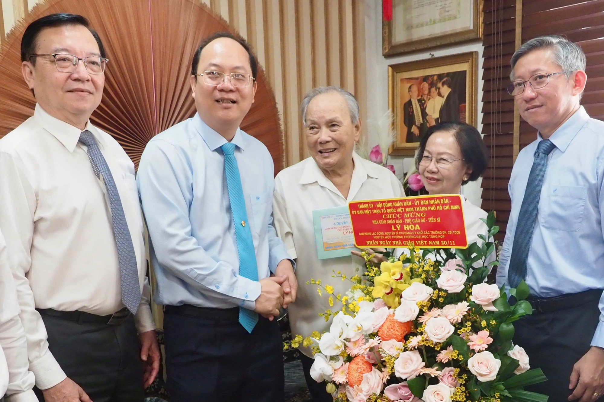 Phó Bí thư Thường trực Thành ủy TPHCM Nguyễn Hồ Hải thăm và tặng hoa cho nhà giáo nhân dân Lý Hòa - Ảnh: L.H.