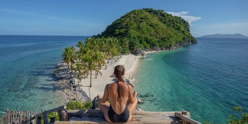  Phương tiện di chuyển tại Philippines Bay nội địa Nếu bạn cần di chuyển giữa các thành phố trong Philippines thì chắc hẳn chuyến bay nội địa là cách nhanh chóng và thuận tiện nhất. Ở Philippines có nhiều hãng hàng không lớn như Cebu Pacific, Philippine Airlines PAL Express, Skyjet, Airasia.  Tàu thuyền và phà Với đặc điểm địa hình nhiều biển đảo nên Philippines có hệ thống tàu/thuyền/phà rất phát triển, liên kết chặt chẽ với nhau để tạo ra một mạng lưới giao thông đường thủy tiện lợi.   Lưu ý nhỏ khi du lịch Philippines theo hình thức này là bạn cần chú ý thời tiết và lịch trình tàu chạy để lên kế hoạch tham quan phù hợp.  Phương tiện di chuyển trong thành phố Phương tiện đi lại phổ biến trong nội thành ở Philippines là xe tricycle (xe ba bánh có motor), xích lô, xe jeepney và taxi.   Xe tricycle chở tối đa 5 người di chuyển đoạn đường ngắn thích hợp cho nhóm tham quan. Trong khi jeepney là một loại xe tự chế, chạy theo các quãng đường cố định và trả tiền theo khoảng cách. Du khách có thể bắt 2 loại xe này ngay trên đường với chi phí khá rẻ.  Xe xích lô hay còn gọi là pedicab phổ biến hơn ở khu vực trung tâm Manila, được sử dụng chủ yếu để ngắm cảnh và thư giãn. Ngoài ra, thủ đô Manila có còn tàu điện ngầm (MRT) hiện đại để bạn chu du xung quanh thành phố nữa nhé.Ảnh: @oyenrodriguez