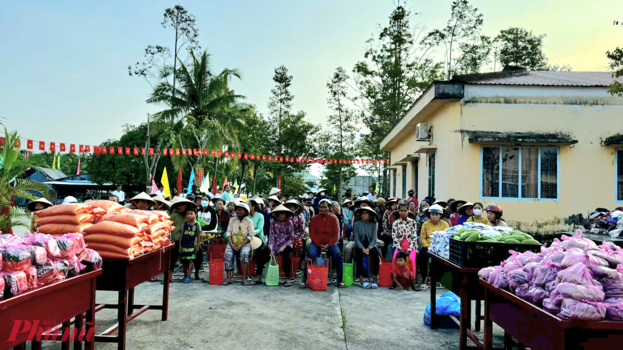 Nhiều người nhèo vui mừng có mặt tại phiên chợ 0 đồng để nhận những nhu yêu phẩm cần thiết cho cuộc sống