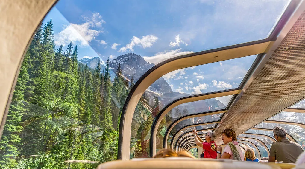 Tàu Rocky Mountaineer của Canada có tầm nhìn toàn cảnh trên tuyến đường giữa Vancouver và Banff - Ảnh: Shutterstock/Ric Jayno