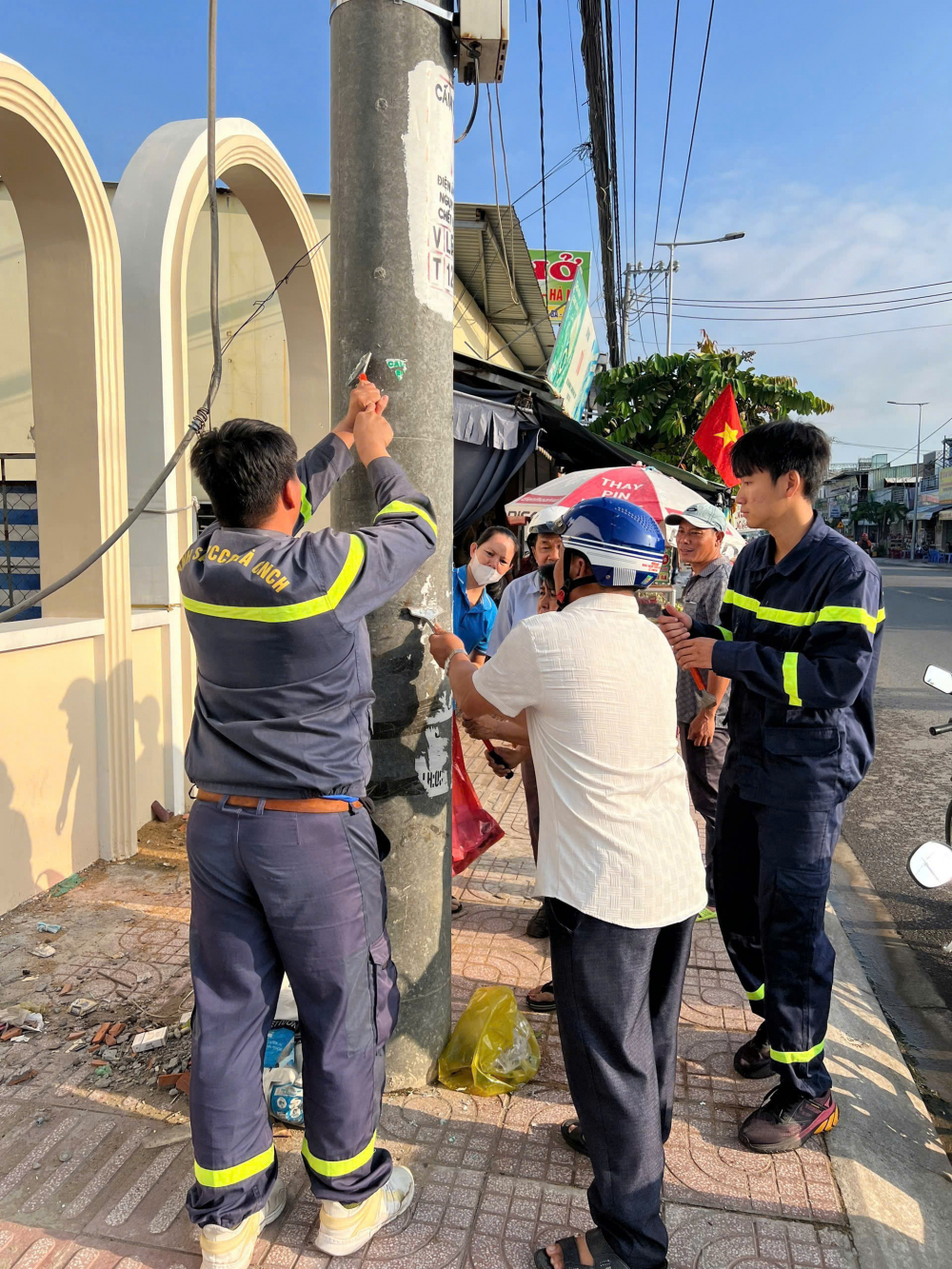 Đông đảo học sinh, sinh viên hưởng ứng hoạt động bôi xóa quảng cáo bẩn, hướng tới phòng, chống tội phạm và các hành vi vi phạm pháp luật