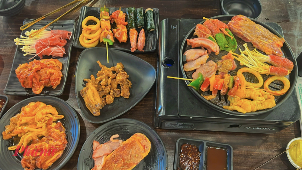 Tại Vườn Mây, bạn sẽ được thưởng thức các món nướng theo dạng buffet, gồm nhiều loại thịt và hải sản tươi sống với phần nước sốt đậm đà, quán có không gian thoáng mát, nhiều cây xanh nên bạn không lo bị ngộp lúc đang ăn.