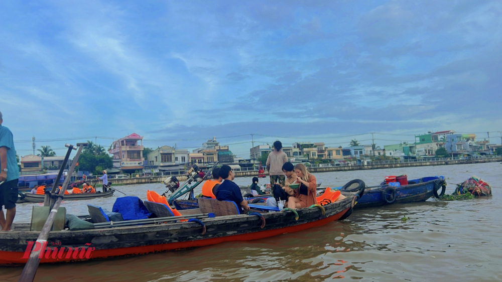 Chợ nổi Cái Răng là địa điểm mà bạn không thể bỏ qua khi đến Cần Thơ, để “săn” được những món ngon nhất bạn nên xác định đúng thời điểm đi chợ. Chợ nổi Cái Răng bắt đầu họp từ tờ mờ sáng đến khoảng 8 - 9 giờ bắt đầu tan.